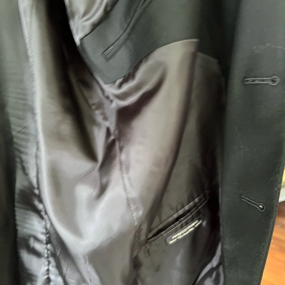 Petrocelli 💯 wool black suit jacket in size 48L. In great shape, lined.